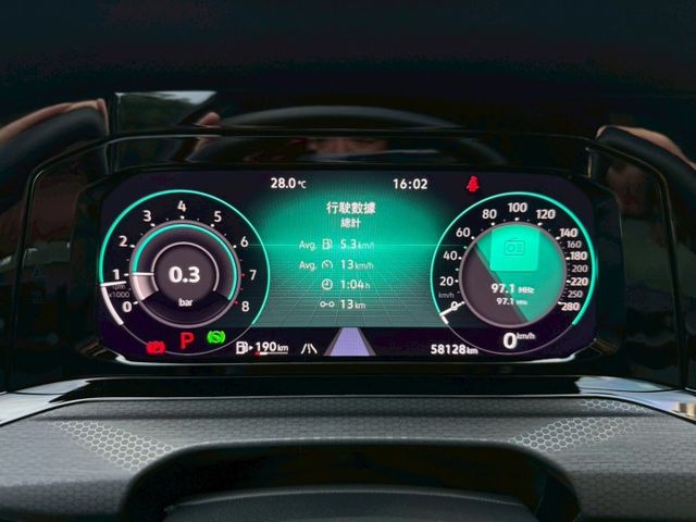 HUD抬頭顯示器 HK音響 LED頭燈 空力套件 全景天窗 方向盤快控鍵 換檔撥片 恆溫空調 雙前座跑車座椅 雙前座冷熱  第14張相片