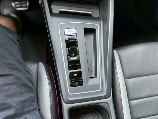 HUD抬頭顯示器 HK音響 LED頭燈 空力套件 全景天窗 方向盤快控鍵 換檔撥片 恆溫空調 雙前座跑車座椅 雙前座冷熱  第16張相片