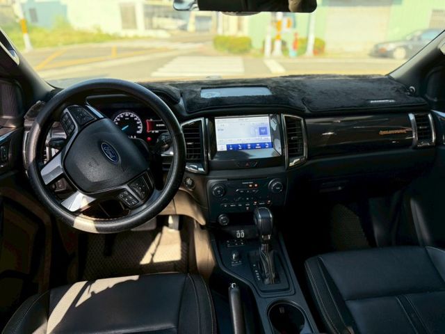 里程保證、ACC跟車、免鑰匙系統、車側踏板、恆溫系統、多功能影音主機、倒車影像、定速系統、LED頭燈、免鑰匙啟動車門鎖、  第10張相片