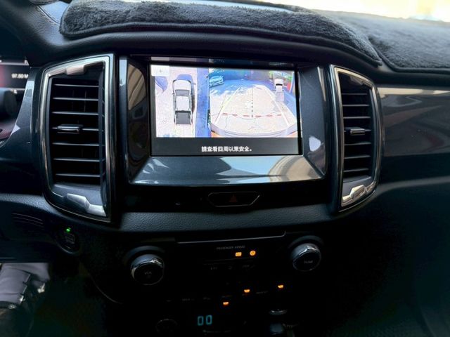 里程保證、ACC跟車、免鑰匙系統、車側踏板、恆溫系統、多功能影音主機、倒車影像、定速系統、LED頭燈、免鑰匙啟動車門鎖、  第13張相片