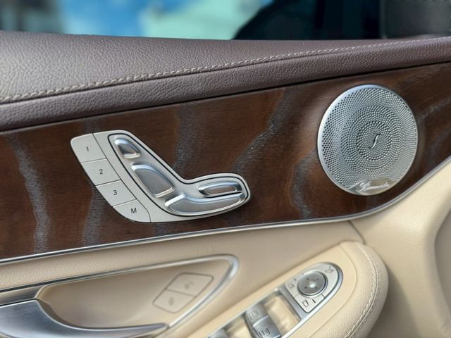 原版件、原廠保養紀錄、AMG套件、柏林之音、CarPlay 、LED頭燈360度環景、天窗、盲點偵測、方向盤快控鍵  第12張相片