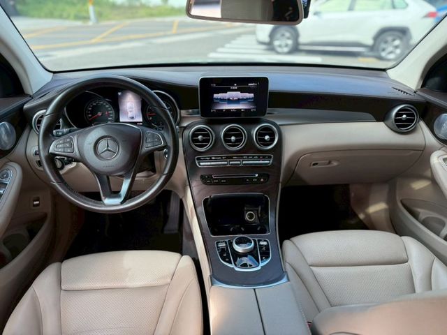 原版件、原廠保養紀錄、AMG套件、柏林之音、CarPlay 、LED頭燈360度環景、天窗、盲點偵測、方向盤快控鍵  第14張相片