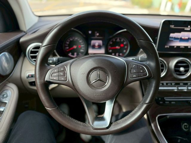 原版件、原廠保養紀錄、AMG套件、柏林之音、CarPlay 、LED頭燈360度環景、天窗、盲點偵測、方向盤快控鍵  第15張相片