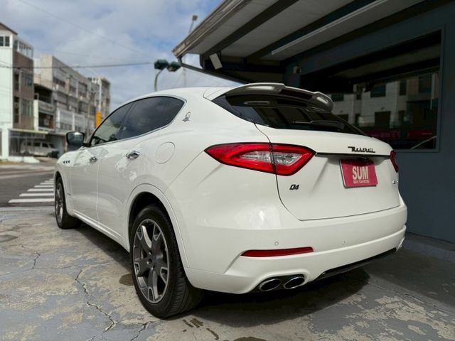 LED頭燈、全景天窗、盲點偵測、電動尾門、方向盤快控鍵、換檔撥片、恆溫空調、分區溫控、雙前座跑車座椅、前電動記憶座椅、定  第4張相片