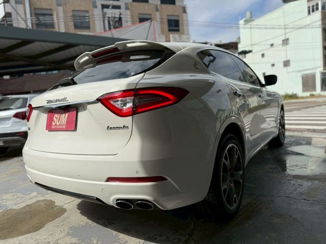 LED頭燈、全景天窗、盲點偵測、電動尾門、方向盤快控鍵、換檔撥片、恆溫空調、分區溫控、雙前座跑車座椅、前電動記憶座椅、定  第6張相片