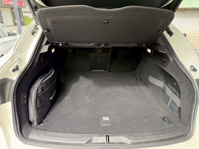 LED頭燈、全景天窗、盲點偵測、電動尾門、方向盤快控鍵、換檔撥片、恆溫空調、分區溫控、雙前座跑車座椅、前電動記憶座椅、定  第7張相片