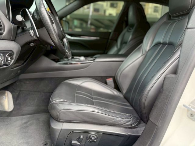 LED頭燈、全景天窗、盲點偵測、電動尾門、方向盤快控鍵、換檔撥片、恆溫空調、分區溫控、雙前座跑車座椅、前電動記憶座椅、定  第9張相片