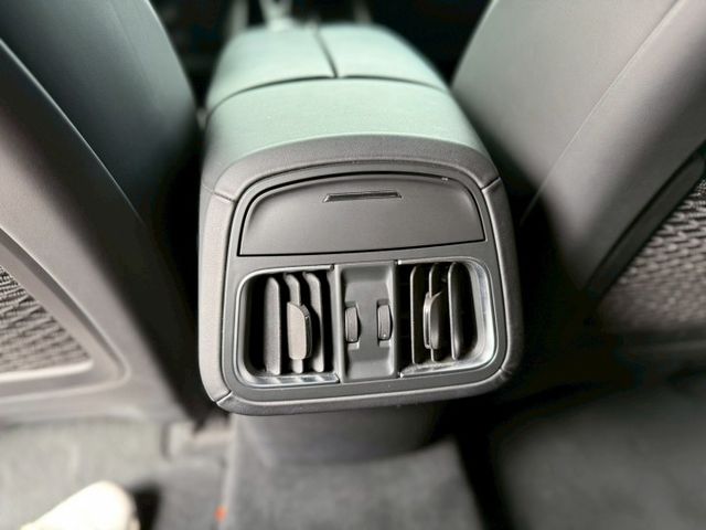 LED頭燈、全景天窗、盲點偵測、電動尾門、方向盤快控鍵、換檔撥片、恆溫空調、分區溫控、雙前座跑車座椅、前電動記憶座椅、定  第16張相片