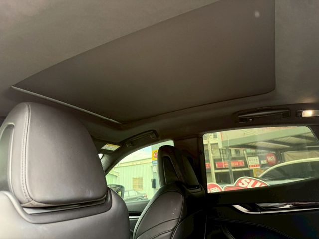 LED頭燈、全景天窗、盲點偵測、電動尾門、方向盤快控鍵、換檔撥片、恆溫空調、分區溫控、雙前座跑車座椅、前電動記憶座椅、定  第17張相片