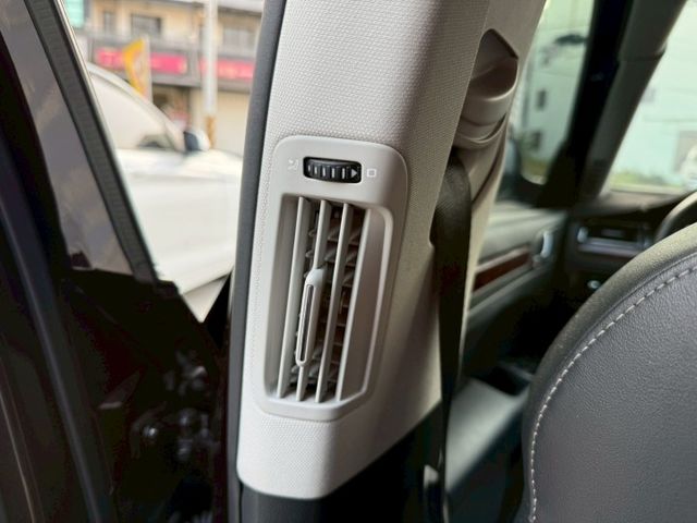 一手車、恆溫、行車記錄器、電動記憶座椅、後座出風口、主動安全預防系統、ISOFIX兒童安全椅固定、兒童安全鎖、第三方認證  第16張相片