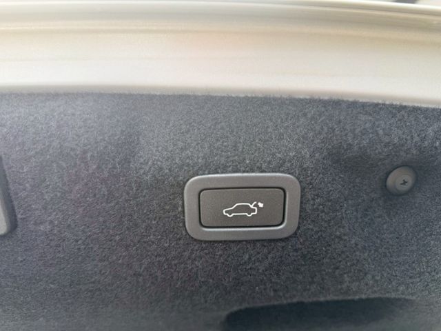 19寸跑圈、Brembo卡鉗組、後卡夢下導流、卡夢方向盤、VVS排氣管（含電子閥門） R-SPORT套件、駕駛模式選擇  第8張相片