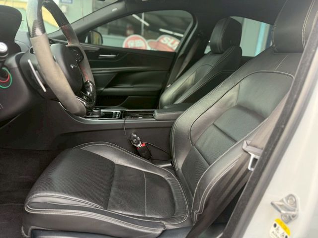 19寸跑圈、Brembo卡鉗組、後卡夢下導流、卡夢方向盤、VVS排氣管（含電子閥門） R-SPORT套件、駕駛模式選擇  第9張相片