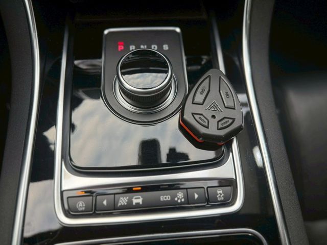 19寸跑圈、Brembo卡鉗組、後卡夢下導流、卡夢方向盤、VVS排氣管（含電子閥門） R-SPORT套件、駕駛模式選擇  第13張相片