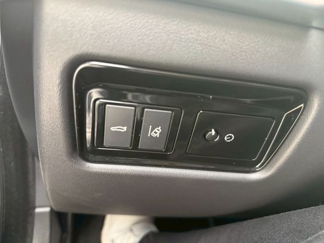 19寸跑圈、Brembo卡鉗組、後卡夢下導流、卡夢方向盤、VVS排氣管（含電子閥門） R-SPORT套件、駕駛模式選擇  第15張相片