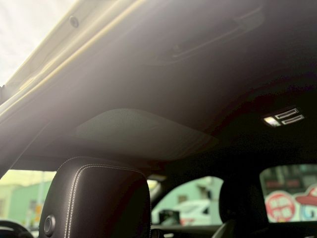 19寸跑圈、Brembo卡鉗組、後卡夢下導流、卡夢方向盤、VVS排氣管（含電子閥門） R-SPORT套件、駕駛模式選擇  第16張相片