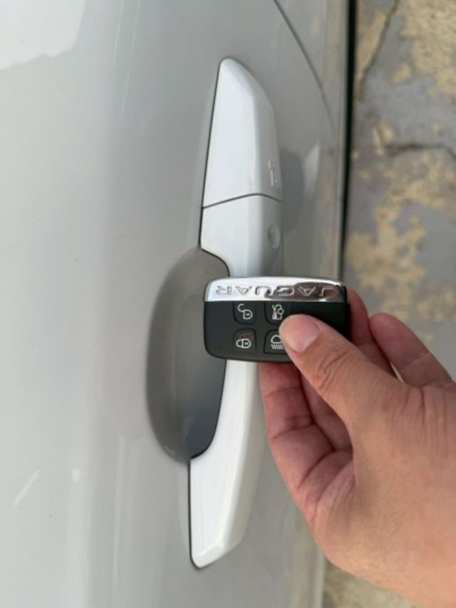 19寸跑圈、Brembo卡鉗組、後卡夢下導流、卡夢方向盤、VVS排氣管（含電子閥門） R-SPORT套件、駕駛模式選擇  第19張相片