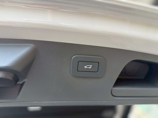 水泥灰車色、駕駛模式選擇、、車道偏離警示、ACC主動式智慧定速系統、胎壓偵測、ISO-FIX、盲點偵測、倒車雷達  第8張相片