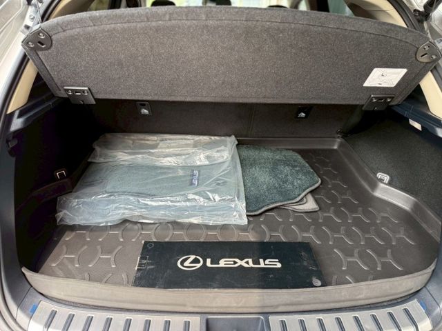 電動記憶座椅、雙前電熱椅、CarPlay、免鑰匙系統、盲點偵測、電動尾門、恆溫、行車記錄器、後座出風口、主動安全預防系統  第7張相片