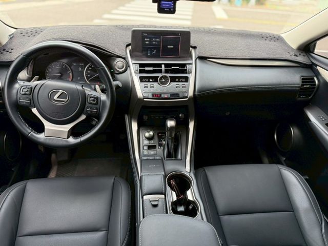 電動記憶座椅、雙前電熱椅、CarPlay、免鑰匙系統、盲點偵測、電動尾門、恆溫、行車記錄器、後座出風口、主動安全預防系統  第11張相片