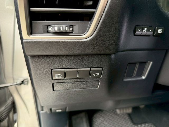 電動記憶座椅、雙前電熱椅、CarPlay、免鑰匙系統、盲點偵測、電動尾門、恆溫、行車記錄器、後座出風口、主動安全預防系統  第12張相片