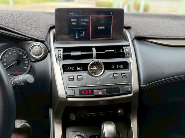 電動記憶座椅、雙前電熱椅、CarPlay、免鑰匙系統、盲點偵測、電動尾門、恆溫、行車記錄器、後座出風口、主動安全預防系統  第14張相片