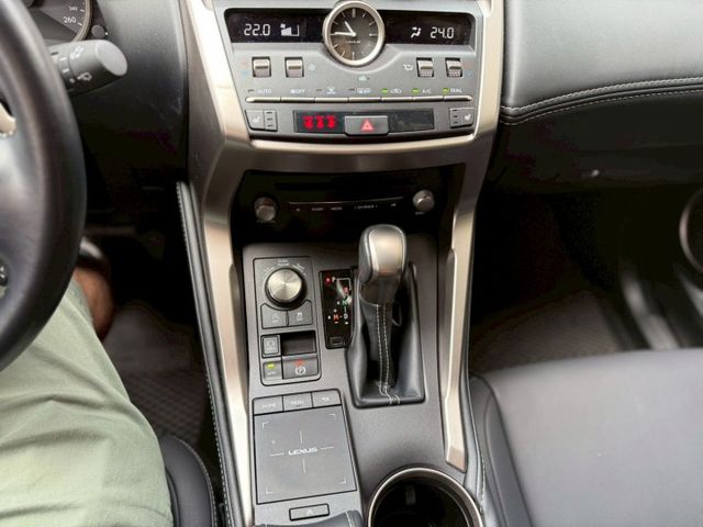 電動記憶座椅、雙前電熱椅、CarPlay、免鑰匙系統、盲點偵測、電動尾門、恆溫、行車記錄器、後座出風口、主動安全預防系統  第16張相片