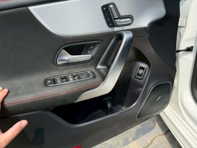 柏林之音、CarPlay、手寫版、環景系統、環艙氣氛燈、胎壓偵測、ISO-FIX、盲點偵測、倒車雷達、倒車顯影、自動停車  第16張相片