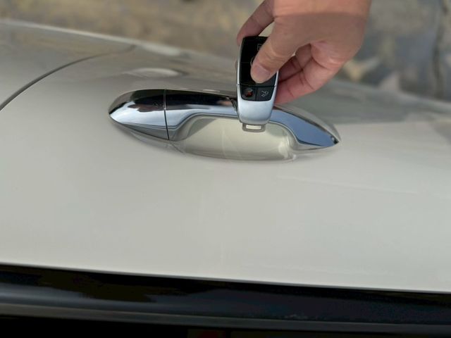 柏林之音、CarPlay、手寫版、環景系統、環艙氣氛燈、胎壓偵測、ISO-FIX、盲點偵測、倒車雷達、倒車顯影、自動停車  第18張相片