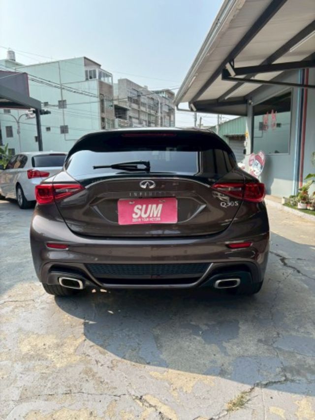 LED頭燈、全景天窗，BOSE音響、雙邊電動記憶座椅、加熱椅、免鑰匙（摸門）系統、方向盤快控鍵、換檔撥片、定速、雙區恆溫  第4張相片