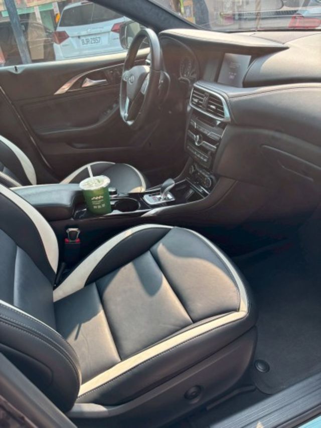 LED頭燈、全景天窗，BOSE音響、雙邊電動記憶座椅、加熱椅、免鑰匙（摸門）系統、方向盤快控鍵、換檔撥片、定速、雙區恆溫  第6張相片