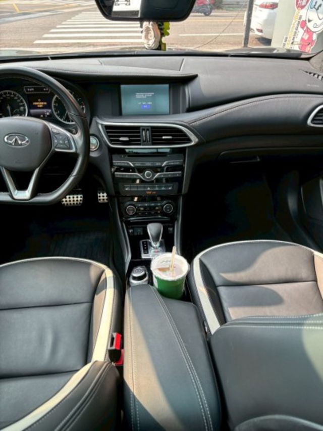 LED頭燈、全景天窗，BOSE音響、雙邊電動記憶座椅、加熱椅、免鑰匙（摸門）系統、方向盤快控鍵、換檔撥片、定速、雙區恆溫  第11張相片