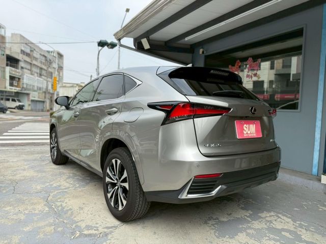 電動記憶座椅、雙前電熱椅、CarPlay、免鑰匙系統、盲點偵測、電動尾門、恆溫、行車記錄器、後座出風口、主動安全預防系統  第4張相片