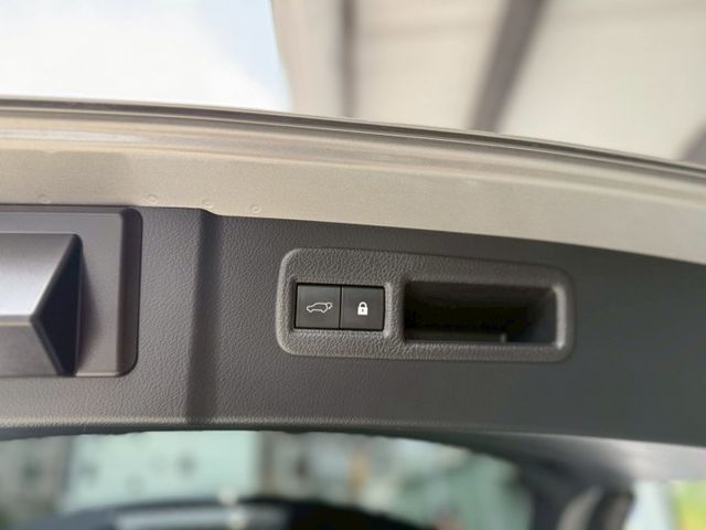 電動記憶座椅、雙前電熱椅、CarPlay、免鑰匙系統、盲點偵測、電動尾門、恆溫、行車記錄器、後座出風口、主動安全預防系統  第8張相片