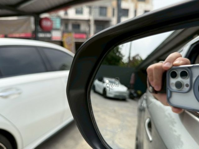 電動記憶座椅、雙前電熱椅、CarPlay、免鑰匙系統、盲點偵測、電動尾門、恆溫、行車記錄器、後座出風口、主動安全預防系統  第18張相片