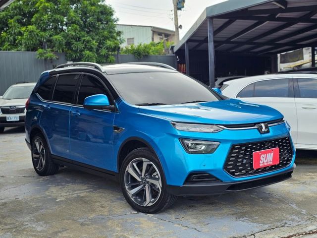 正七人座，免鑰匙系統，ACC跟車，環景系統，HUD抬頭顯示器，全景天窗，尾門坡道，車極新 價差大！  第2張相片