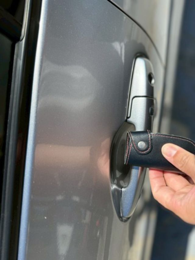 里程保證、原版件、懸浮式車頂配色、方向盤換擋撥片、雙區恆溫、免鑰匙系統、前後行車記錄器、LED前後燈組、LED日行燈  第15張相片