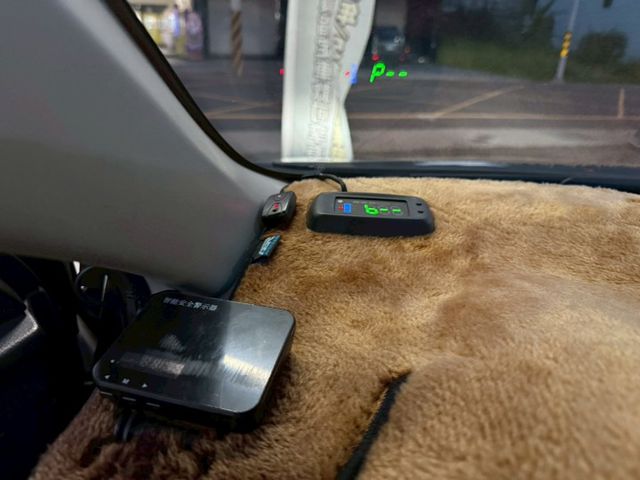 里程保證、方向盤按鍵、大螢幕、倒車影像、恆溫、定速、行車記錄器、主動安全預防系統、ISOFIX兒童安全椅固定、兒童安全鎖  第13張相片