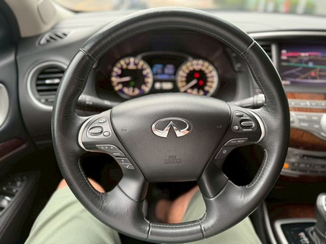 聰明人的選擇、進口品牌、新車快300萬，現在入手只要3x萬、安全性極佳、配備高檔、最佳七人座  第7張相片