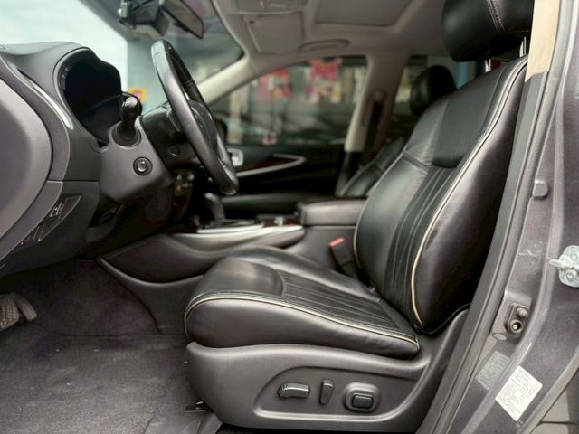 聰明人的選擇、進口品牌、新車快300萬，現在入手只要3x萬、安全性極佳、配備高檔、最佳七人座  第11張相片