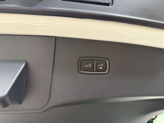 ACC全智能跟車系統、方向盤駕駛模式切換旋鈕、電子懸吊、液晶螢幕、盲點、電動記憶座椅、免鑰匙系統、全景天窗  第8張相片
