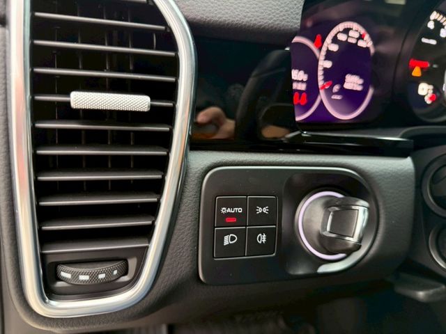 ACC全智能跟車系統、方向盤駕駛模式切換旋鈕、電子懸吊、液晶螢幕、盲點、電動記憶座椅、免鑰匙系統、全景天窗  第12張相片