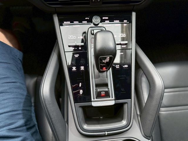 ACC全智能跟車系統、方向盤駕駛模式切換旋鈕、電子懸吊、液晶螢幕、盲點、電動記憶座椅、免鑰匙系統、全景天窗  第15張相片