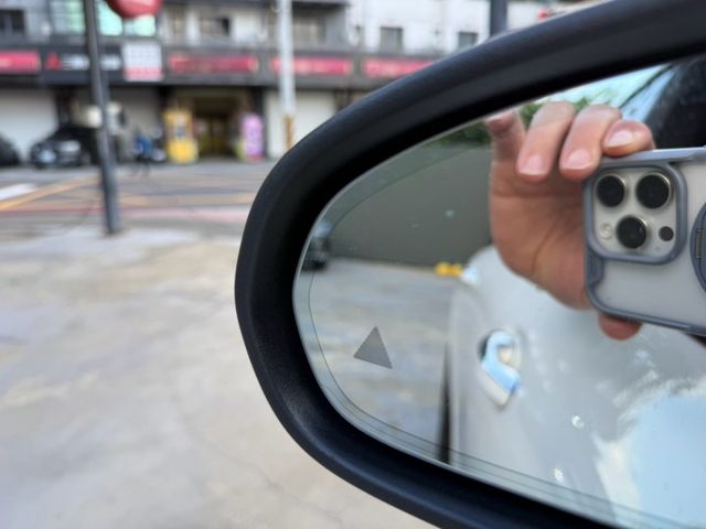 AMG套件、夜色套件、天窗、4matic、車道偏移警示、液晶螢幕、盲點、電動記憶座椅、免鑰匙系統、恆溫、環景倒車影像  第18張相片