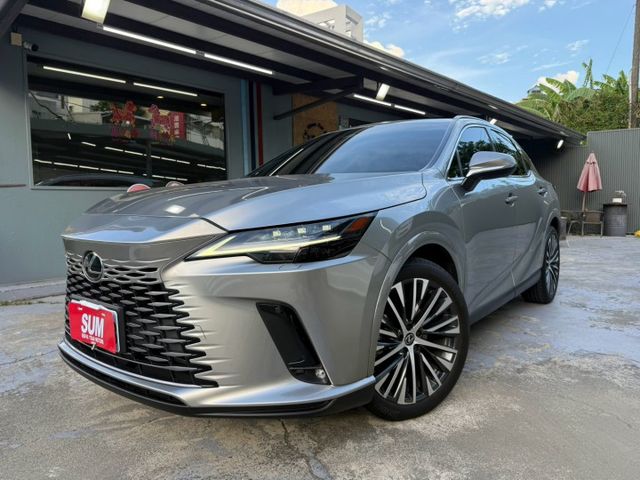 原版件、ACC全智能跟車系統、車道偏移警示、天窗、電子後照鏡、液晶螢幕、盲點、電動記憶座椅、通風加熱椅、免鑰匙系統、抬頭  第1張相片