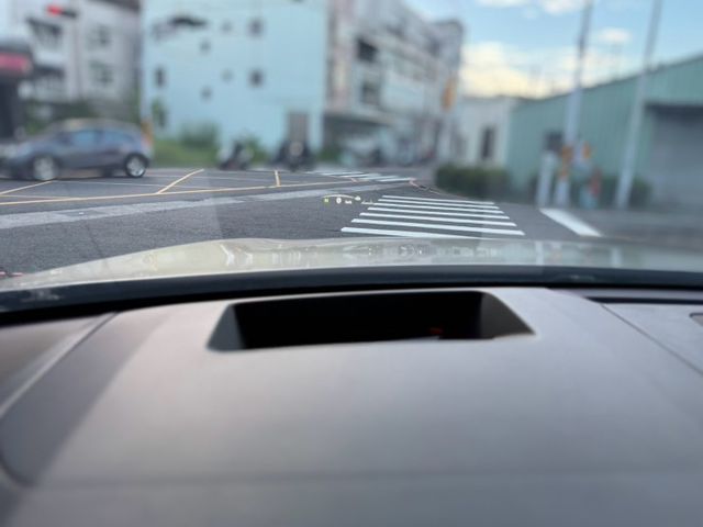 原版件、ACC全智能跟車系統、車道偏移警示、天窗、電子後照鏡、液晶螢幕、盲點、電動記憶座椅、通風加熱椅、免鑰匙系統、抬頭  第12張相片