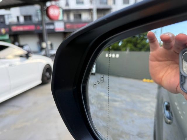 原版件、ACC全智能跟車系統、車道偏移警示、天窗、電子後照鏡、液晶螢幕、盲點、電動記憶座椅、通風加熱椅、免鑰匙系統、抬頭  第18張相片