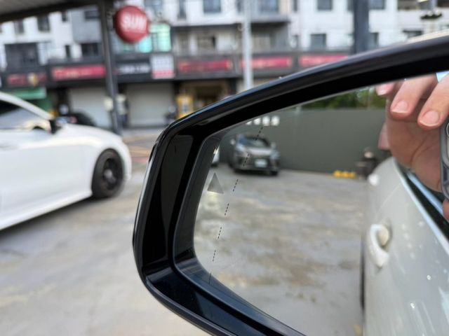原版件、ACC全智能跟車系統、M套件、車道偏移警示、液晶螢幕、盲點、電動記憶座椅、免鑰匙系統、恆溫、倒車影像，行車記錄器  第15張相片