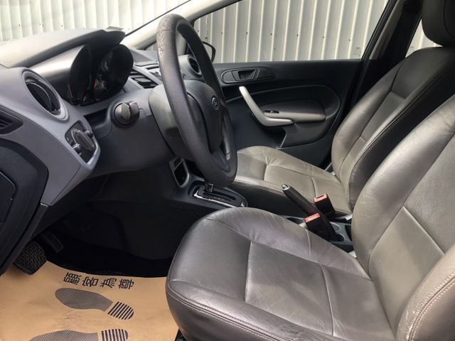 FIESTA 4D SEDAN  第12張相片