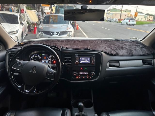 MITSUBISHI三菱 OUTLANDER  第10張相片