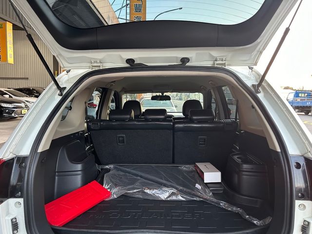 MITSUBISHI三菱 OUTLANDER  第11張相片